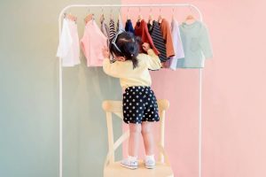 criança escolhendo roupas infantis